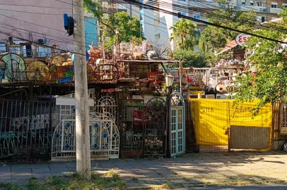 PORTO ALEGRE, RS, BRASIL, 13-05-2025, 10h00: A prefeitura de Porto Alegre realizou operação em terreno localizado na esquina das ruas Miguel Tostes e Dona Laura, no bairro Rio Branco. O local era alvo de dezenas de reclamações de moradores devido ao acúmulo de criadouros de mosquitos, além da presença de insetos e roedores. (Foto: Leandro Rodrigues/Agencia RBS)<!-- NICAID(16035824) -->