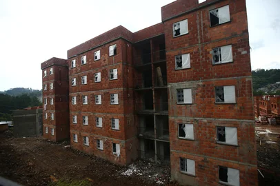 CAXIAS DO SUL, RS, BRASIL, 17/03/2026. Obras do loteamento San Gennaro I e San Gennaro II, no bairro Reolon. Com a entrega dos imóveis prevista para outubro deste ano, os residenciais fazem parte do Programa Minha Casa Minha Vida do Governo Federal com recursos do Fundo de Arrendamento Residencial (FAR). O projeto prevê a construção de dois conjuntos residenciais, um com 200 apartamentos e outro com 240, todos com aproximadamente 51 metros quadrados. (Porthus Junior/Agência RBS)<!-- NICAID(16247067) -->