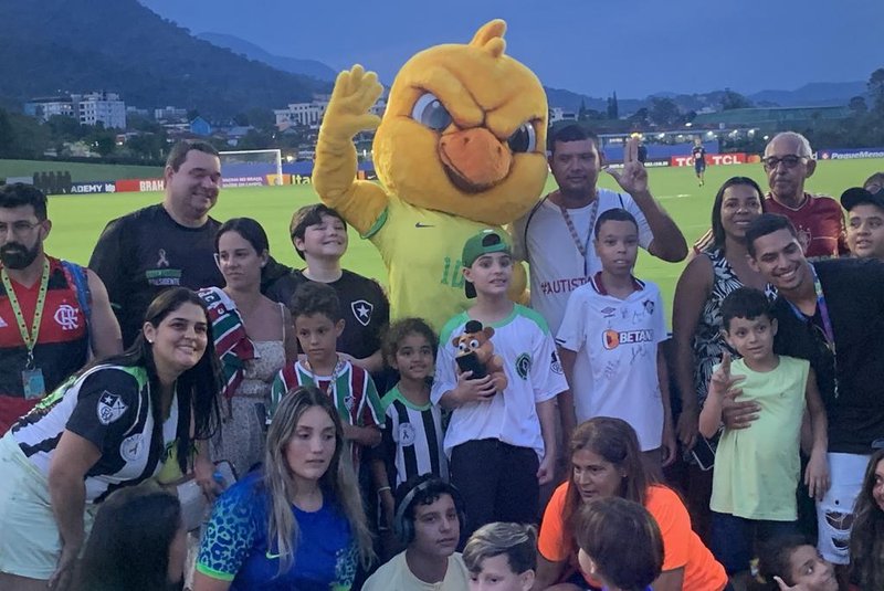 Canarinho com autistas<!-- NICAID(15602176) -->