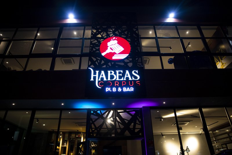 PORTO ALEGRE, RS, BRASIL, 01.12.2023: com temática jurídica Habeas Corpus Bar e Pub abre na capital. Foto: Camila Hermes/Agencia RBS<!-- NICAID(15614951) -->