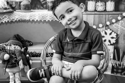 Uma criança de quatro anos morreu após cair do segundo andar de um hotel em Blumenau (SC), na última quinta-feira (4). Morador de Caxias do Sul, Arthur Colombo da Cruz estava com a mãe no município catarinense para passar alguns dias com o pai, que trabalha em um clube de futebol. A despedida da criança ocorre neste sábado (6), no Cemitério Público de Caxias.<!-- NICAID(16300996) -->