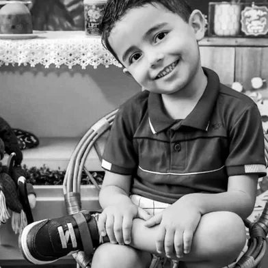 Uma criança de quatro anos morreu após cair do segundo andar de um hotel em Blumenau (SC), na última quinta-feira (4). Morador de Caxias do Sul, Arthur Colombo da Cruz estava com a mãe no município catarinense para passar alguns dias com o pai, que trabalha em um clube de futebol. A despedida da criança ocorre neste sábado (6), no Cemitério Público de Caxias.<!-- NICAID(16300996) -->