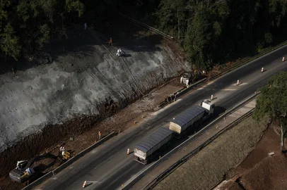 POUSO NOVO, RS, BRASIL, 22-07-2025: Recuperação da rodovia no km 308 da BR-386, em Pouso Novo. A rodovia BR-386 foi uma das mais afetadas pelos extremos climáticos de 2024 e recebe obras de recuperação e melhorias ao longo de trechos em diversos municípios. Foto: Mateus Bruxel/Agência RBSLocal: Pouso Novo<!-- NICAID(16086063) -->
