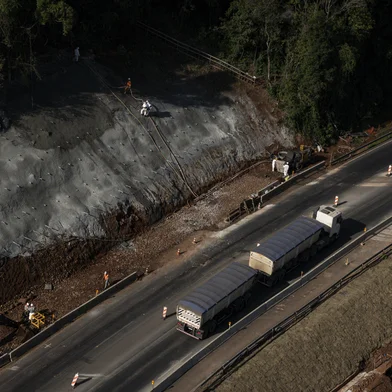 POUSO NOVO, RS, BRASIL, 22-07-2025: Recuperação da rodovia no km 308 da BR-386, em Pouso Novo. A rodovia BR-386 foi uma das mais afetadas pelos extremos climáticos de 2024 e recebe obras de recuperação e melhorias ao longo de trechos em diversos municípios. Foto: Mateus Bruxel/Agência RBSLocal: Pouso Novo<!-- NICAID(16086063) -->