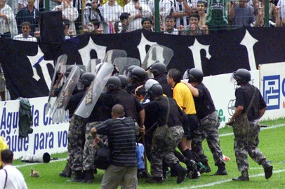 Campeonato Brasileiro de futebol 2001 - Série B - Lance da partida entre Figueirense 1x0 Caxias.                   NÃO      PUBLICADAFOTO DIGITAL - FIGUEIRA X CAXIAS - NO ORLANDO SCARPELI FOTO JURANDIR SILVEIRA#PÁGINA: 6 Fonte: DC<!-- NICAID(820329) -->