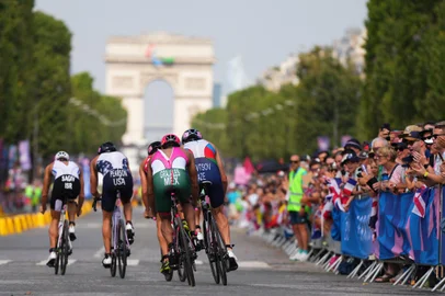 Athletes compete in the cycling stage during the men's individual triathlon at the Paris 2024 Olympic Games in central Paris on July 31, 2024. (Photo by ALEKSANDRA SZMIGIEL / POOL / AFP)<!-- NICAID(15827979) -->
