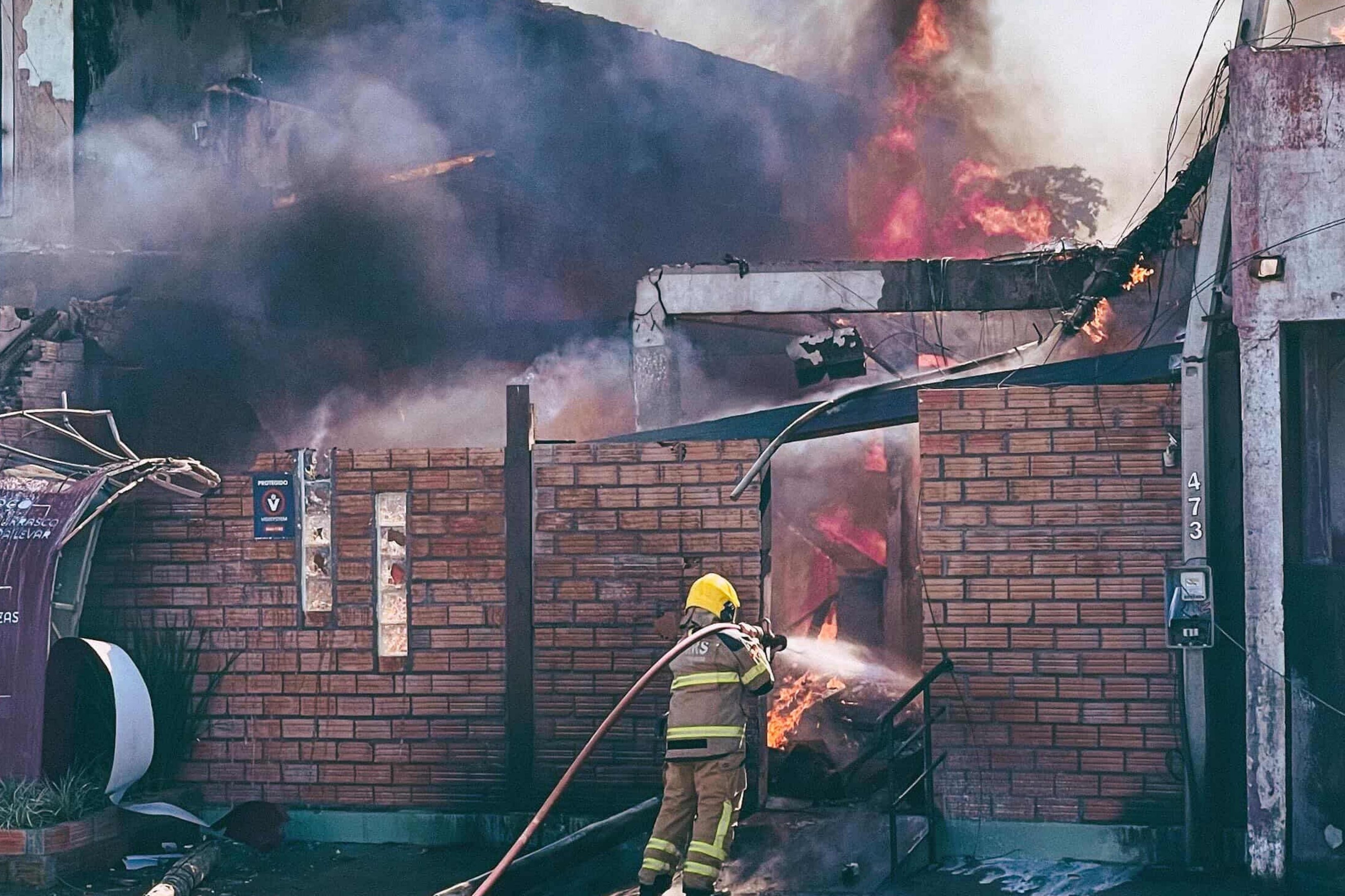 Imagens mostram inc&ecirc;ndio que atingiu restaurante ap&oacute;s queda de avi&atilde;o em Cap&atilde;o da Canoa; veja fotos
