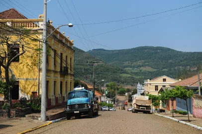 SANTA TEREZA, RS, BRASIL, 11/09/2023. Uma semana após a enchente que atingiu diversos municípios do estado, a reportagem veio até Santa Tereza, ver como está o trabalho de limpeza e reorganização da cidade. (Bruno Todeschini/Agência RBS)Indexador: BTK<!-- NICAID(15537024) -->