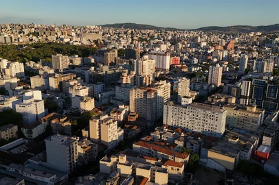 PORTO ALEGRE, RS, BRASIL, 16-12-2025: Vista aérea da área central de Porto Alegre para matéria sobre o IPTU 2026. Votação na Câmara dos Vereadores de Porto Alegre prevê revisão do imposto, no qual 5% dos imóveis terão aumento e redução para 20%.  Foto: Bruno Todeschini/Agência RBS<!-- NICAID(16188084) -->