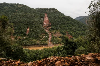 Neimar De Cesero / Agencia RBS NOVA ROMA DO SUL, RS, BRASIL, 25/06/2024. Estragos das chuvas na Serra Gaúcha - Estrada Farroupilha x Nova Roma Do Sul. (Neimar De Cesero/Agência RBS)Indexador: Neimar De Cesero<!-- NICAID(15797985) -->