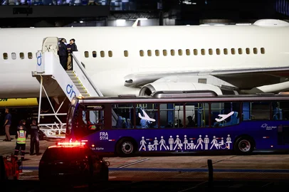 PORTO ALEGRE, RS, BRASIL, 19.08.2025: Avião do governo americano, sem identificação, pousou no aeroporto internacional Salgado Filho, às 17h13. Entre 17h35 e 19h05 funcionários da Receita Federal permaneceram na porta, junto com os supostos americanos. Em torno de 4 pessoas desceram do avião e aguardaram no ônibus da Fraport. Foto: André Ávila/ Agência RBSIndexador: Andre Avila<!-- NICAID(16105362) -->