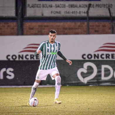 Zagueiro Walce, do Juventude, na vitória sobre o Esportivo, em Bento Gonçalves<!-- NICAID(15367633) -->