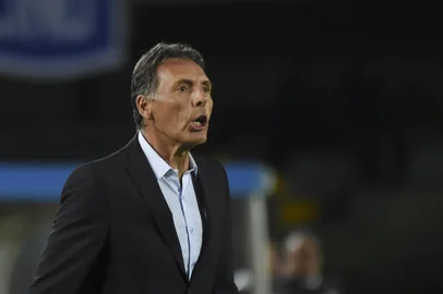 Colombia's Millonarios coach Miguel Angel Russo gestures during their Copa Sudamericana football match against  Colombia's Independiente Santa Fe at the El Campin stadium in Bogota, on  October 2, 2018. (Photo by GUILLERMO MUNOZ / AFP)Editoria: SPOLocal: BogotaIndexador: GUILLERMO MUNOZSecao: soccerFonte: AFPFotógrafo: STF<!-- NICAID(13976588) -->