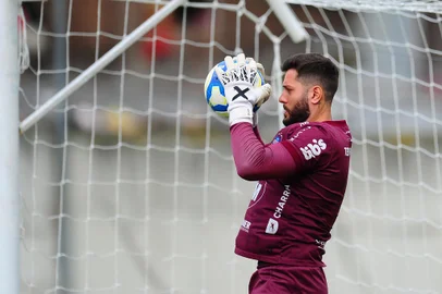 CAXIAS DO SUL, RS, BRASIL, 25/04/2024. Treino do Caxias no CT Baixada Rubra Vanderlei Bersaghi. SER Caxias está disputando a série C do Campeonato Brasileiro 2024. Na foto, Na foto, goleiro Thiago Coelho. (Porthus Junior/Agência RBS)Indexador:                                 <!-- NICAID(15745439) -->