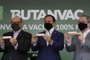(L-R) Butantan Institute director Dimas Covas, Sao Paulo Governor Joao Doria and Sao Paulo Health Secretary Jean Gorinchteyn, pose with ButanVac vaccines candidate against Covid-19, at the Butantan Institute, in Sao Paulo, Brazil, on March 26, 2021. - The Brazilian ButanVac vaccine will ask for authorization from the National Health Surveillance Agency (Anvisa) to start clinical trials of phases 1 and 2 in humans, involving 1,8 thousand volunteers. Research started on March 26, 2020 and the production goal is to start on May and to deliver 40 million doses starting on July, 2021. (Photo by Miguel Schincariol / AFP)Editoria: HTHLocal: Sao PauloIndexador: MIGUEL SCHINCARIOLSecao: diseaseFonte: AFPFotógrafo: STR<!-- NICAID(14744213) -->