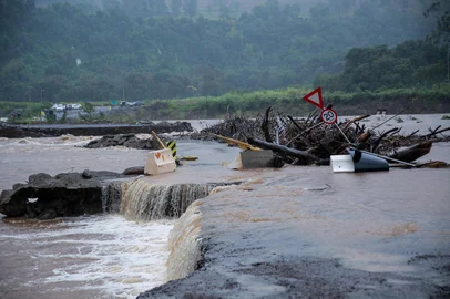 Ponte da Cooperação entre Caxias do Sul x Nova Petrópolis teve cabeceira levada pela força da água do rio. (NEIMAR DE CESERO/ AGENCIA RBS)<!-- NICAID(16062511) -->