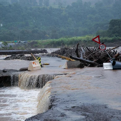 Ponte da Cooperação entre Caxias do Sul x Nova Petrópolis teve cabeceira levada pela força da água do rio. (NEIMAR DE CESERO/ AGENCIA RBS)<!-- NICAID(16062511) -->