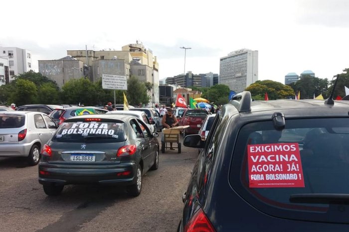 Porto Alegre tem carreata por impeachment de Bolsonaro | GZH
