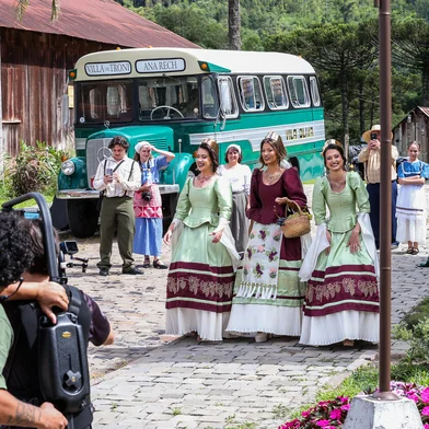 CAXIAS DO SUL, RS, BRASIL, 12/01/2026. Parque temático Villa Dei Troni, em Caxias do Sul, foi cenário para as gravações do clipe promocional da Festa da Uva 2026, que ocorreram nesta segunda-feira. (Neimar De Cesero/Agência RBS)Indexador: Neimar De Cesero<!-- NICAID(16202700) -->