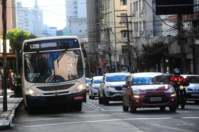 CAXIAS DO SUL, RS, BRASIL, 10/09/2021. Plano de Mobilidade de Caxias não ficará pronto no prazo estipulado em lei federal. Ausência de documento após data limite impede acesso a recursos para obras viárias. Na foto, movimento de ônibus urbano (Visate). (Porthus Junior/Agência RBS)<!-- NICAID(14886875) -->