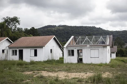 CAMPO BOM, RS, BRASIL - 2025.03.25 - Fotos para reportagem especial sobre residências do Minha Casa que estão com construção incompleta, atrasada e até abandonada. Na foto: Residencial Cooperpoli. (Foto: André Ávila/ Agência RBS)Indexador: Andre Avila<!-- NICAID(16006907) -->