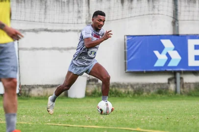 Centroavante Eron foi apresentado oficialmente no Estádio Centenário para a temporada de 2023<!-- NICAID(15287244) -->