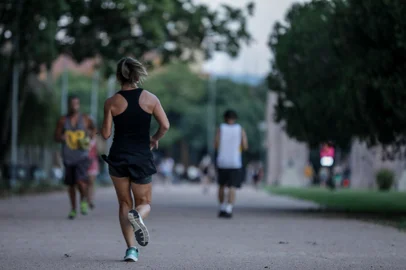 PORTO ALEGRE, RS, BRASIL - 25/01/2022Com calor, pessoas têm aproveitado as praças à noite. Na foto, o Parque da Redenção<!-- NICAID(14998733) -->