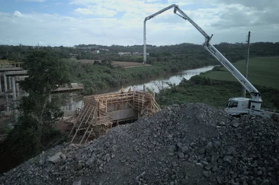 Nova ponte da RS-130, entre Lajeado e Arroio do Meio, está sendo construída. Foto: Cássio Jonas Breitenbach / Divulgação<!-- NICAID(15992966) -->