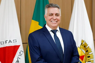 O jornalista e ex-vereador Álvaro Damião (União Brasil) assume a Prefeitura de Belo Horizonte após a morte de Fuad Noman (PSD), que ocorreu nesta quarta-feira (26). Damião já estava no cargo interinamente desde 3 de janeiro, quando Fuad foi internado com insuficiência respiratória aguda.  <!-- NICAID(16003762) -->