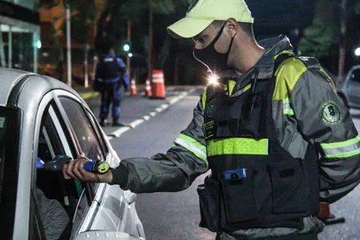 Blitz em Caxias do Sul prende três pessoas por embriaguez ao volante<!-- NICAID(14912098) -->