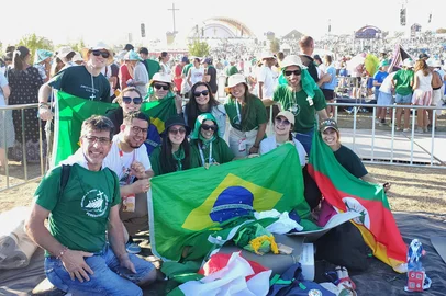 Um grupo de sete pessoas das cidades de Caxias do Sul, Farroupilha e Bento Gonçalves representou a Diocese de Caxias do Sul na celebração do Jubileu da Juventude em Roma, neste domingo (3). Junto à delegação também estavam participantes de Erechim, Jacarezinho (PR) e Patos de Minas (MG).<!-- NICAID(16094003) -->