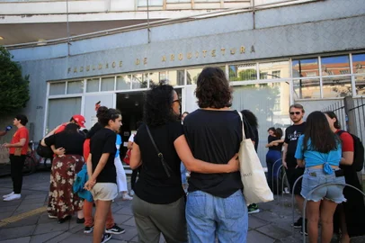 PORTO ALEGRE, RS, BRASIL - 25/01/2024 - Estudante assassinada a tiros é velada na faculdade de Arquitetura da UFRGS - Sarah Silva Domingues, 28 anos, morreu baleada na noite de terça-feira, enquanto fazia pesquisa de campo para o TCC; segundo a polícia, ela não era alvo do ataque, que ainda vitimou homem de 53 anos. FOTO: RONALDO BERNARDI, AGÊNCIA RBS<!-- NICAID(15659874) -->