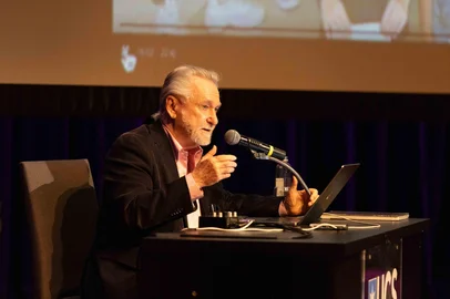 João Cândido Portinari é um dos convidados do 1º Congresso Internacional Cultura de Paz e Direitos Humanos, que ocorre em novembro, em Caxias do Sul Com a responsabilidade de debater assuntos pertinentes ao contexto atual em diversas partes do mundo envolvendo conflitos, a Universidade de Caxias do Sul promove a primeira edição do Congresso Internacional Cultura de Paz e Direitos Humanos. O evento, que será realizado nos dias 4 e 5 de novembro, terá a participação de pesquisadores do Brasil e do exterior e a presença de João Cândido Portinari, filho do artista plástico Cândido Portinari (1903-1962), que trará a conferência "Cândido Portinari, os Direitos Humanos e o sonho universal pela paz". O congresso também vai promover discussões por meio de grupos de trabalho.<!-- NICAID(16095370) -->