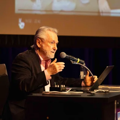 João Cândido Portinari é um dos convidados do 1º Congresso Internacional Cultura de Paz e Direitos Humanos, que ocorre em novembro, em Caxias do Sul Com a responsabilidade de debater assuntos pertinentes ao contexto atual em diversas partes do mundo envolvendo conflitos, a Universidade de Caxias do Sul promove a primeira edição do Congresso Internacional Cultura de Paz e Direitos Humanos. O evento, que será realizado nos dias 4 e 5 de novembro, terá a participação de pesquisadores do Brasil e do exterior e a presença de João Cândido Portinari, filho do artista plástico Cândido Portinari (1903-1962), que trará a conferência "Cândido Portinari, os Direitos Humanos e o sonho universal pela paz". O congresso também vai promover discussões por meio de grupos de trabalho.<!-- NICAID(16095370) -->