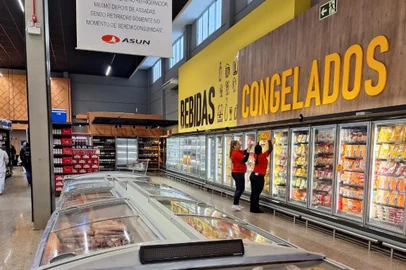 Com prejuízo de R$ 5 milhões, supermercado saqueado durante enchente é reaberto<!-- NICAID(15776766) -->