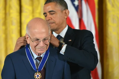 188108927US President Barack Obama presents the Presidential Medal of Freedom to psychologist Daniel Kahneman during a ceremony in the East Room of the White House on November 20, 2013 in Washington, DC. The Medal of Freedom is the country's highest civilian honor.  AFP PHOTO/Mandel NGAN (Photo by MANDEL NGAN / AFP)Editoria: POLLocal: WashingtonIndexador: MANDEL NGANSecao: governmentFonte: AFP<!-- NICAID(15997202) -->