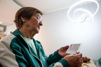 SÃO LEOPOLDO, RS, BRASIL, 29-04-2026: Eleitores 60 +. Arytha Elvira Larrossa Kutscher tem 93 anos e faz questão de votar em todas eleições. Há um ano renovou novamente seu título de eleitor. Foto: Jonathan Heckler/Agência RBS<!-- NICAID(16275668) -->