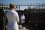 PORTO ALEGRE, RS, BRASIL, 09-04-2021: Pesquisadoras realizam testes no bairro Restinga em nova etapa da pesquisa Epicovid-19-RS, que avalia a evolução da prevalência da infecção por covid-19 no Estado. Um novo tipo de teste é aplicado: teste Elisa (S-UFRJ), em que três amostras de sangue são coletadas em uma tira de papel filtro padronizado. Depois, o material é guardado e será encaminhado para análise em laboratório na Ufpel. (Foto: Mateus Bruxel/ Agência RBS)Indexador: Mateus Bruxel<!-- NICAID(14754415) -->