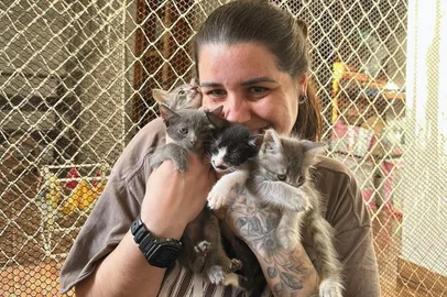 Lisie Minuzzo, fundadora do projeto Dê uma Chance, com os gatos resgatados da enchente no bairro Sarandi.<!-- NICAID(15780856) -->