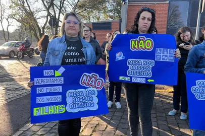 Manifestação pela educação em Passo Fundo<!-- NICAID(16101939) -->