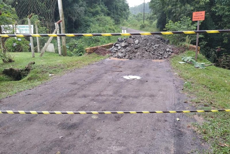 Uma ponte está interditada em Boqueirão do Leão, no Vale do Rio Pardo, devido a chuva que caiu no município na tarde desta segunda-feira (19). Com o excesso de água, parte da estrutura cedeu.<!-- NICAID(15684061) -->
