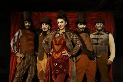 O Grupo Ueba Produtos Notáveis preparou uma peça inédita para celebrar os seus 20 anos de estrada, comemorados em 2024. O espetáculo teatral “O Cavaleiro e o Dragão do Tempo” foi produzido com recursos do Prêmio Anual de Incentivo à Montagem Teatral de Caxias do Sul – 2023 e terá sua apresentação de estreia neste domingo (8 de setembro), às 16h, no Centro Cultural Moinho da Cascata, (Rua Henrique Riboldi, 69, bairro Marechal Floriano), em Caxias do Sul. A entrada é gratuita e livre para todos os públicos.<!-- NICAID(15858771) -->