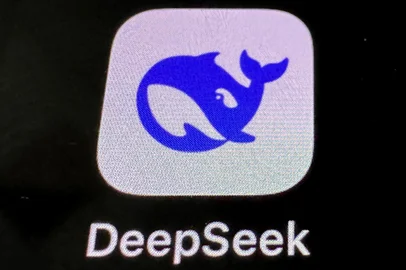 This photo illustration shows the DeepSeek app on a mobile phone in Beijing on January 27, 2025. Fears of upheaval in the AI gold rush rocked Wall Street, following the emergence of a popular ChatGPT-like model from China, with US President Donald Trump saying it was a "wake-up call" for Silicon Valley. (Photo by GREG BAKER / AFP)Editoria: FINLocal: BeijingIndexador: GREG BAKERSecao: computing and information technoFonte: AFPFotógrafo: STF<!-- NICAID(15963023) -->