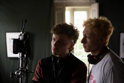 Os diretores Marcio Reolon (de cabelos alaranjados) e Filipe Matzembacher nos bastidores do filme Ato Noturno (2025), que participa da mostra Panorama no Festival de Berlim de 2025<!-- NICAID(15971118) -->
