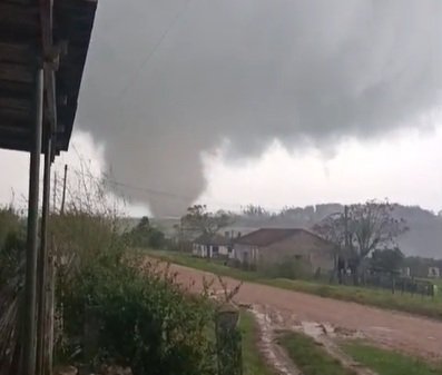 "Muito assustador", diz produtor rural que filmou tornado em Pedro Osório