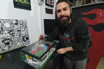 PORTO ALEGRE, RS, BRASIL - 29-08-23 - Artista plástico conhecido como Sonic NM produz maquetes de estádios de futebol utilizando materiais reciclados. FOTO: IAN TÂMBARA, AGÊNCIA RBS<!-- NICAID(15525087) -->