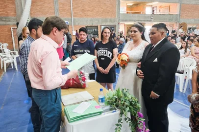 O sonho do matrimônio se tornou realidade para 98 casais de baixa renda no último sábado (10), com a retomada do Casamento Comunitário após dois anos de interrupção. A 15ª edição do evento, realizada pela prefeitura de Caxias do Sul na Vila Olímpica da Universidade de Caxias do Sul (UCS), reuniu mais de 1,2 mil pessoas, entre familiares, padrinhos, madrinhas e amigos dos noivos.<!-- NICAID(15292436) -->