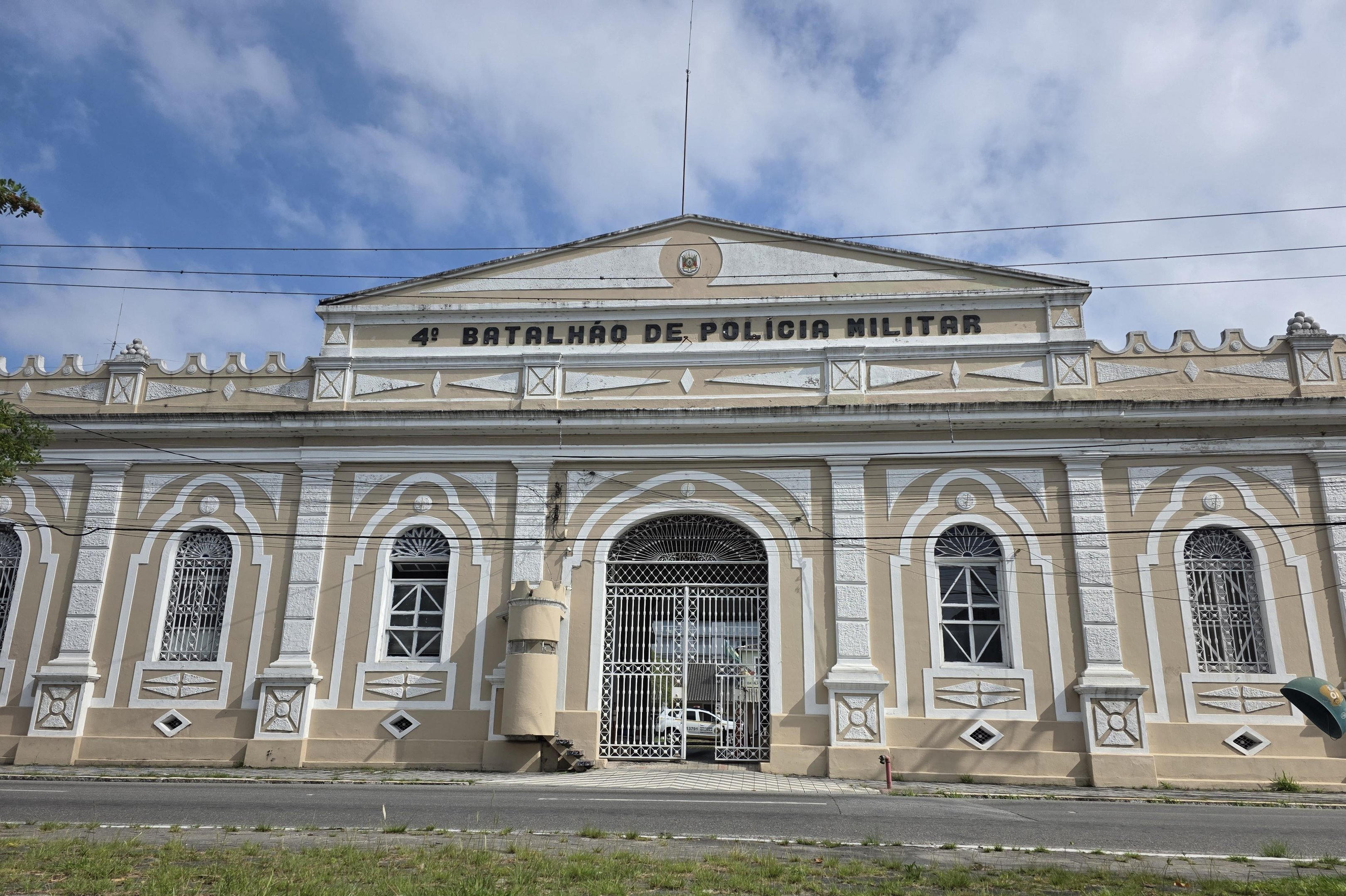 Policial &eacute; afastado por suspeita de filmar colega no banheiro em Pelotas
