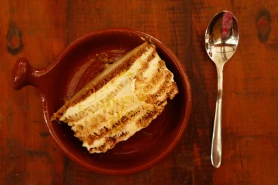 Restaurante Jamies Italian, em São Paulo. Jamie Oliver.gostar.Para finalizar, fomos de Tiramisu: um dos melhores que comi na vida. Leva café expresso (que, por sinal, o de lá é incrivelmente diferente), mascarpone, raspas de laranja e chocolate. <!-- NICAID(11300574) -->