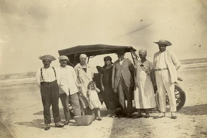 Albino Momberger (a esquerda) com seu carro, amigos e familiares na década de 1920<!-- NICAID(14977767) -->